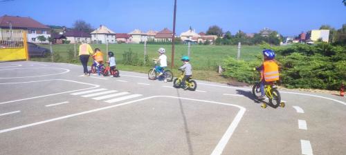 Dopraváčik – bezpečne na ceste v materskej škole / Közlekedési tanpálya az óvodában