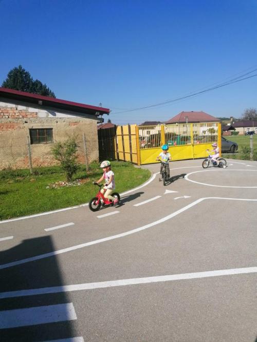 Dopraváčik – bezpečne na ceste v materskej škole / Közlekedési tanpálya az óvodában